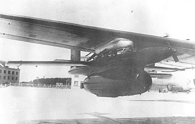 Самолет-мишень Ла-17 под крылом носителя Ту-4К