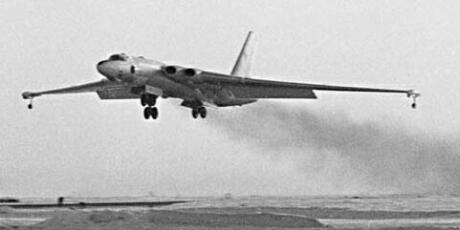Двигатели ВД-7Б самолетов 3МН-2 оставляли заметный дымный шлейф